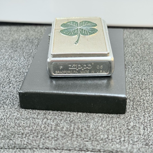 Zippo Lighter Lucky Clover Silver 20364 - Picture 8 of 8